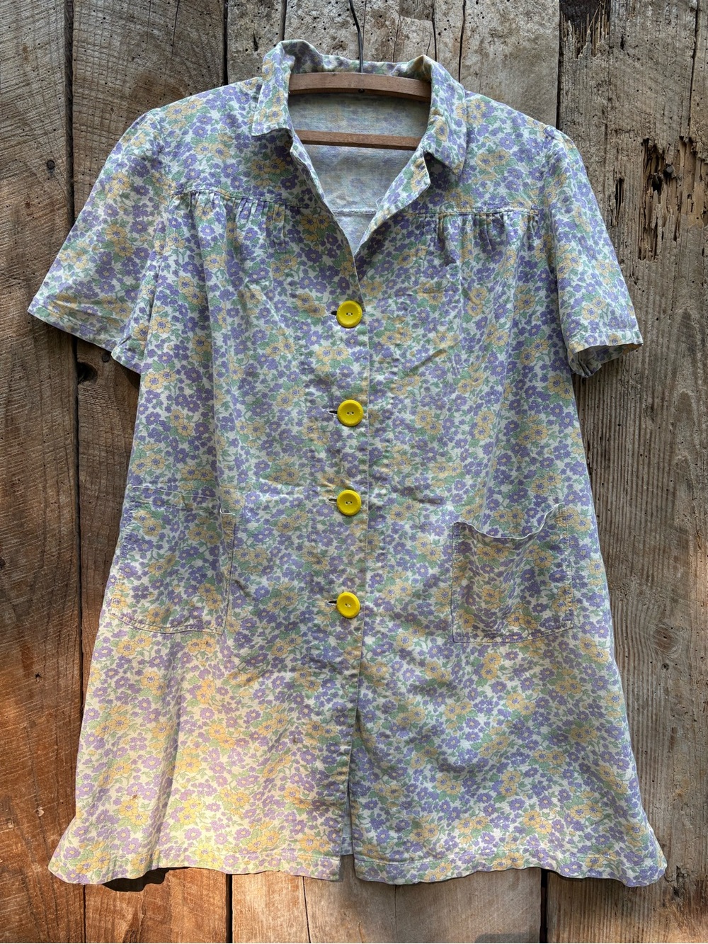 Vintage FeedSack DressFloral Short-Sleeve Button Front with Yellow Buttons Large